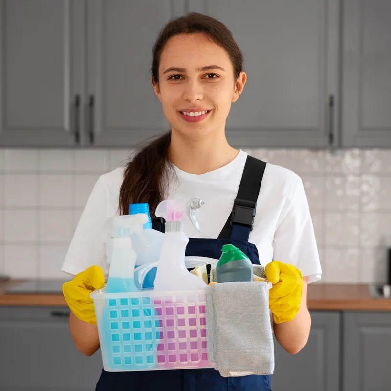 Mujer limpiando su hogar